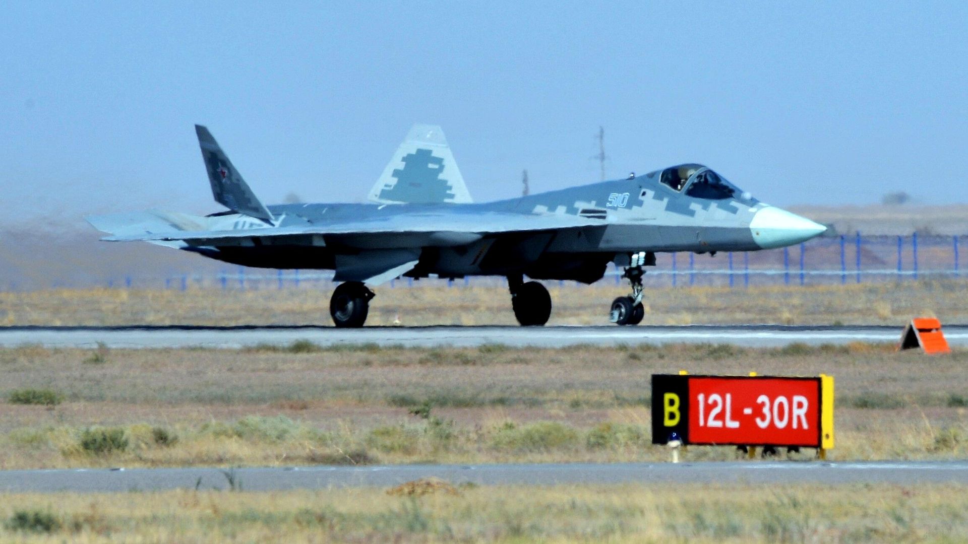 Многофункциональный истребитель пятого поколения Су-57 Многофункциональный истребитель пятого поколения Су-57 - РИА Новости, 1920, 19.07.2021