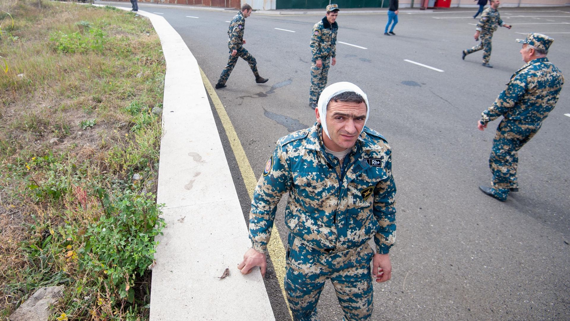 Раненый в результате обстрелов Степанакерта сотрудник госслужбы по ЧС Нагорного Карабаха Раненый в результате обстрелов Степанакерта сотрудник госслужбы по ЧС Нагорного Карабаха - РИА Новости, 1920, 02.10.2020