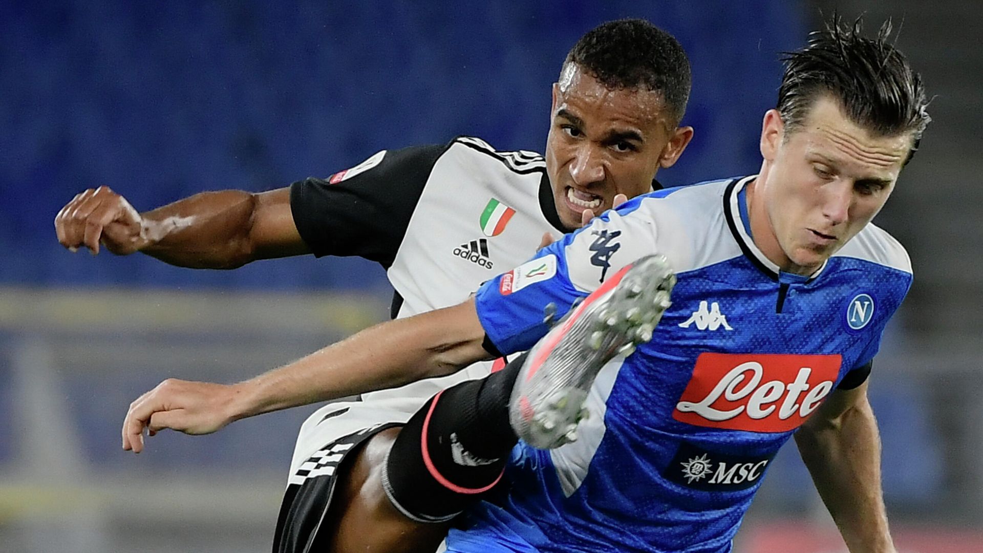 Juventus' Brazilian defender Danilo (L) tackles Napoli's Polish defender Piotr Zielinski during the TIM Italian Cup (Coppa Italia) final football match Napoli vs Juventus on June 17, 2020 at the Olympic stadium in Rome, played behind closed doors as the country gradually eases the lockdown aimed at curbing the spread of the COVID-19 infection, caused by the novel coronavirus. (Photo by Filippo MONTEFORTE / AFP) Juventus' Brazilian defender Danilo (L) tackles Napoli's Polish defender Piotr Zielinski during the TIM Italian Cup (Coppa Italia) final football match Napoli vs Juventus on June 17, 2020 at the Olympic stadium in Rome, played behind closed doors as the country gradually eases the lockdown aimed at curbing the spread of the COVID-19 infection, caused by the novel coronavirus. (Photo by Filippo MONTEFORTE / AFP) - РИА Новости, 1920, 02.10.2020