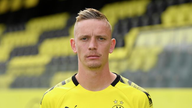 Dortmund's German forward Marius Wolf poses for a photo during the presentation of Borussia Dortmund's squad for the upcoming first Bundesliga season at their training ground in Dortmund, western Germany, on August 6, 2019. (Photo by INA FASSBENDER / POOL / AFP)