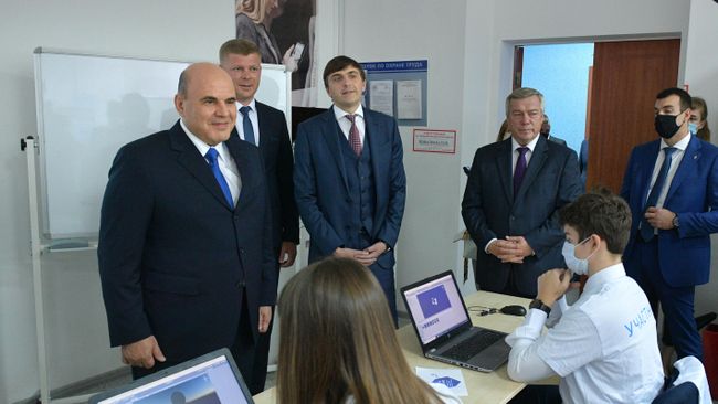 Председатель правительства РФ Михаил Мишустин во время посещения колледжа связи и информатики в Ростове-на-Дону Председатель правительства РФ Михаил Мишустин во время посещения колледжа связи и информатики в Ростове-на-Дону