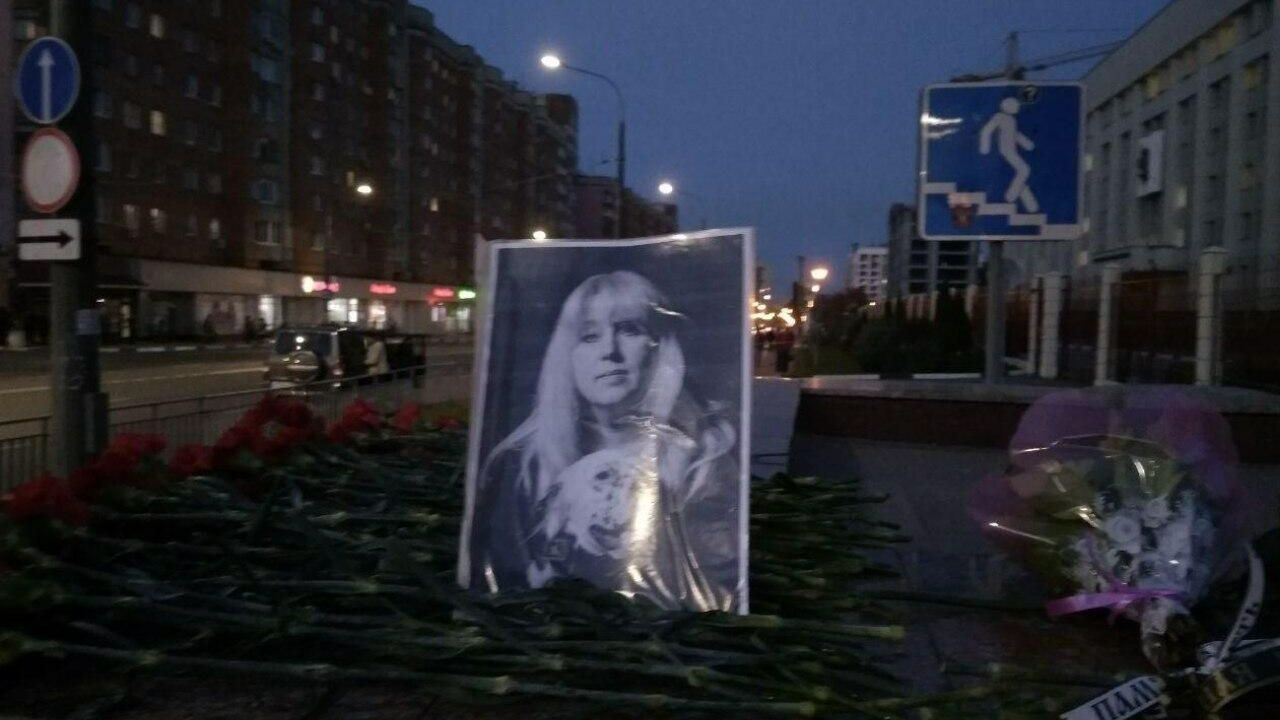 На месте гибели женщины в центре Нижнего Новгорода - стихийный мемориал с фото Ирины Славиной На месте гибели женщины в центре Нижнего Новгорода - стихийный мемориал с фото Ирины Славиной - РИА Новости, 1920, 08.10.2020