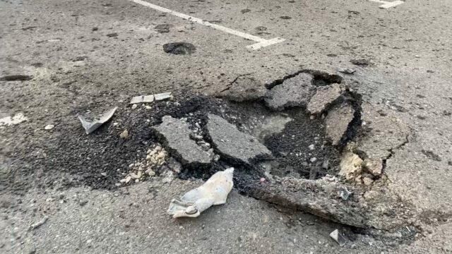 Выбитые стекла и воронки в асфальте: последствия обстрелов в Степанакерте Выбитые стекла и воронки в асфальте: последствия обстрелов в Степанакерте - РИА Новости, 1920, 02.10.2020