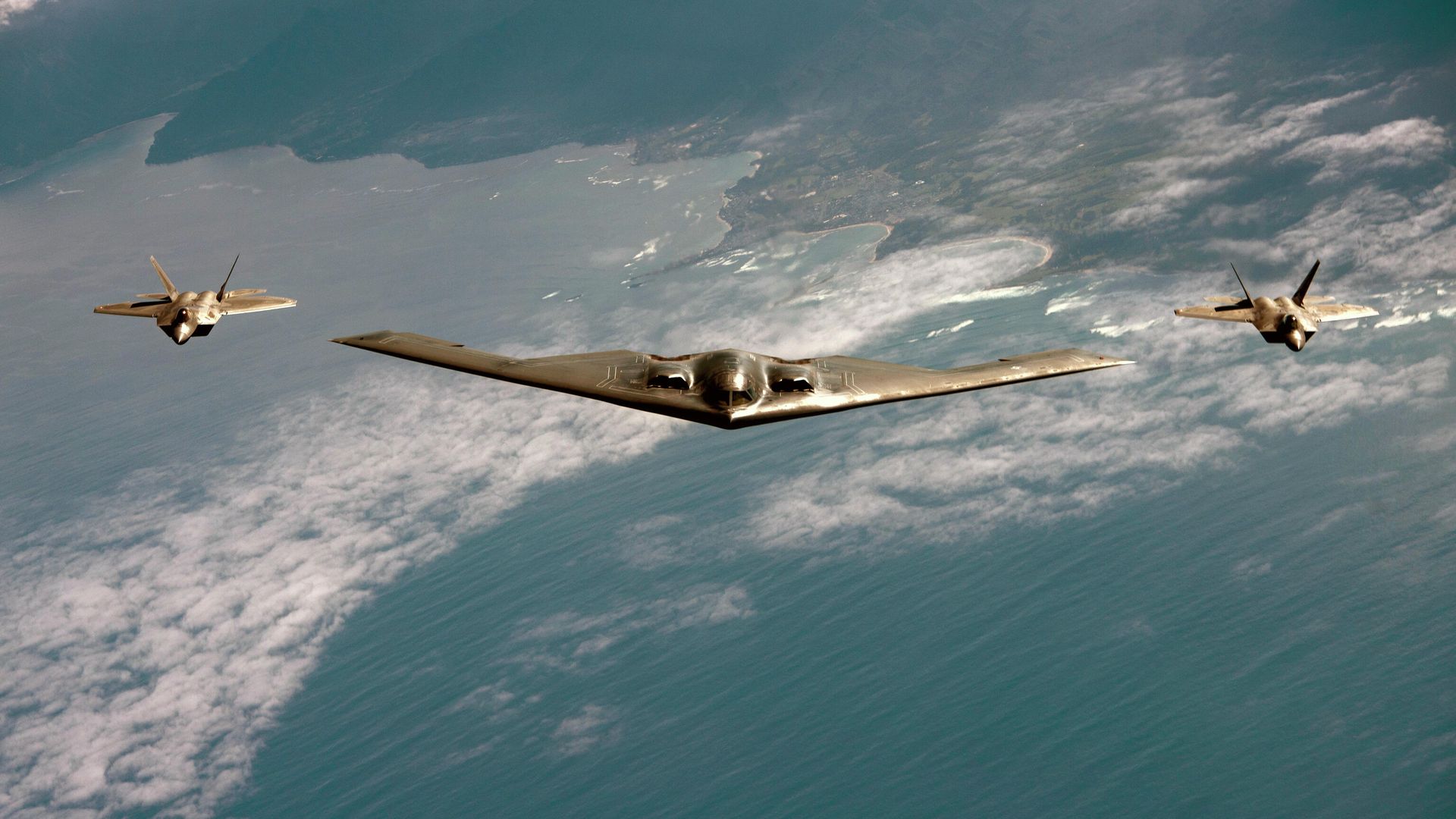 Американский малозаметный стратегический бомбардировщик Northrop B-2 Spirit в сопровождении истребителей F-22 Raptor Американский малозаметный стратегический бомбардировщик Northrop B-2 Spirit в сопровождении истребителей F-22 Raptor - РИА Новости, 1920, 03.10.2020