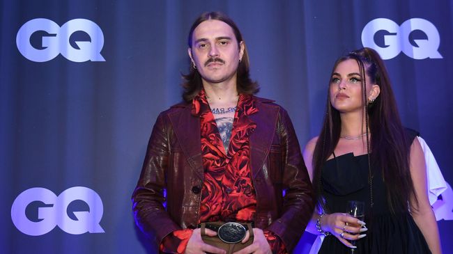 Участники группы Little Big Софья Таюрская и Илья Прусикин перед началом финального этапа голосования премии Человек года по версии журнала GQ в Москве. Участники группы Little Big Софья Таюрская и Илья Прусикин перед началом финального этапа голосования премии Человек года по версии журнала GQ в Москве.