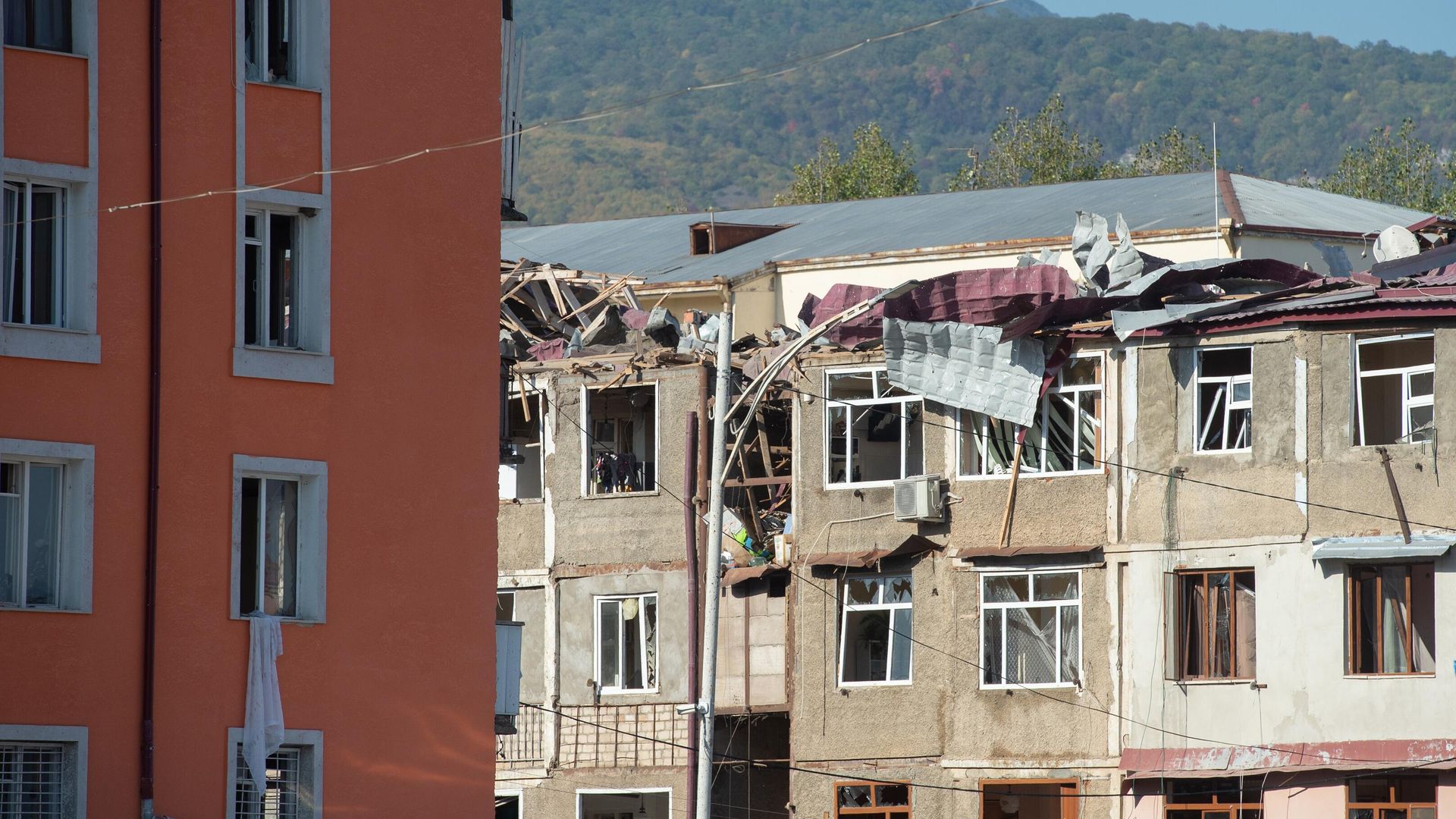 Жилые многоквартирные дома, пострадавшие в результате обстрела Степанакерта в Нагорном Карабахе Жилые многоквартирные дома, пострадавшие в результате обстрела Степанакерта в Нагорном Карабахе - РИА Новости, 1920, 04.10.2020
