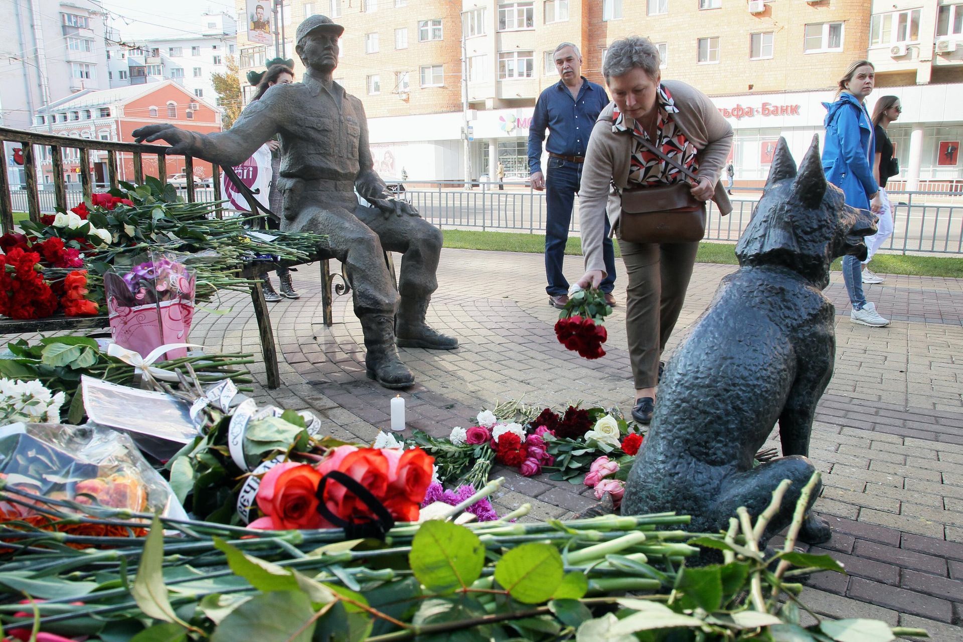 Цветы и свечи на месте гибели журналистки Ирины Славиной возле здания ГУ МВД России по Нижегородской области Цветы и свечи на месте гибели журналистки Ирины Славиной возле здания ГУ МВД России по Нижегородской области - РИА Новости, 1920, 04.10.2020
