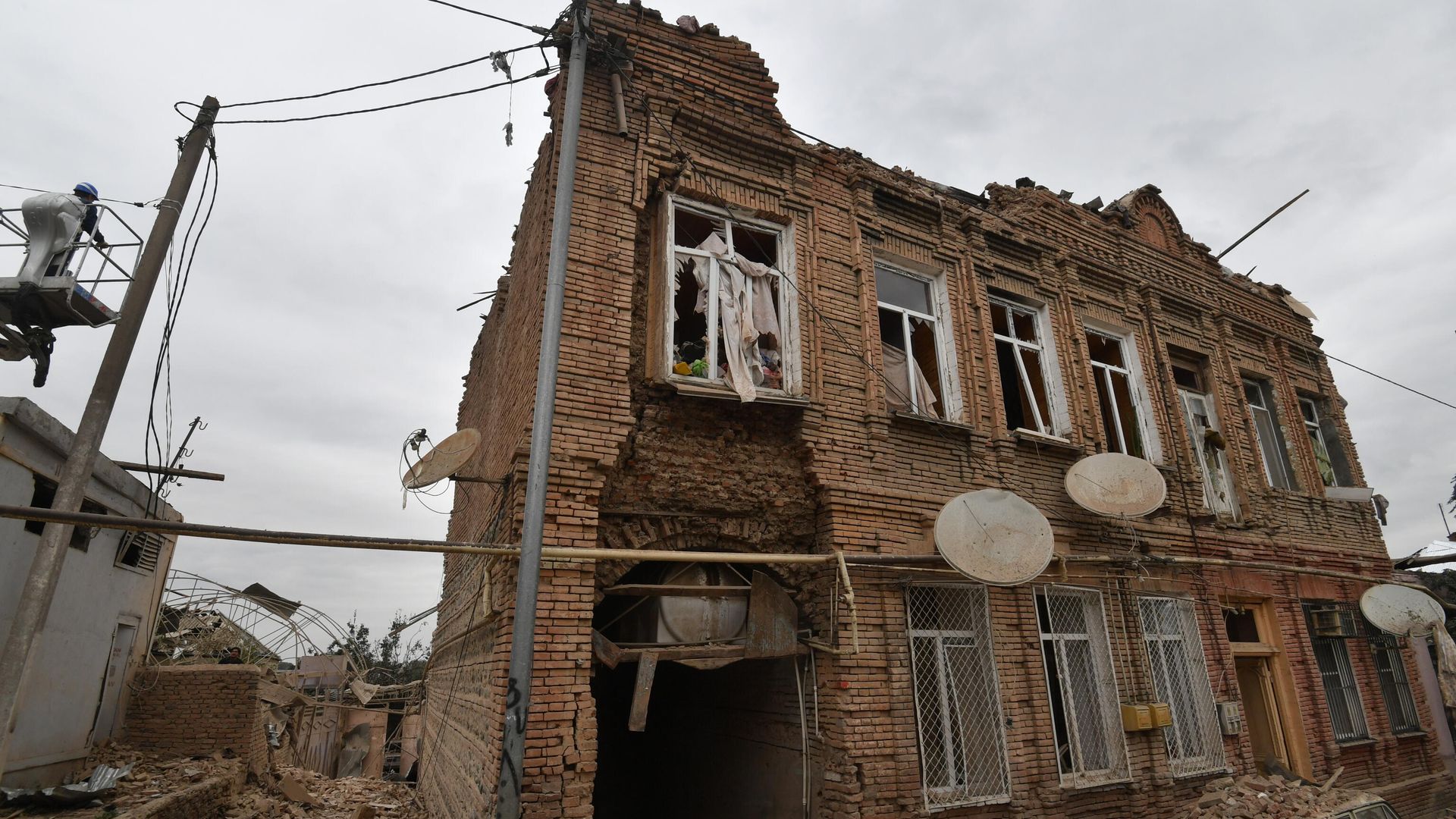 Жилой дом, разрушенный в результате обстрела города Гянджа Жилой дом, разрушенный в результате обстрела города Гянджа - РИА Новости, 1920, 04.10.2020