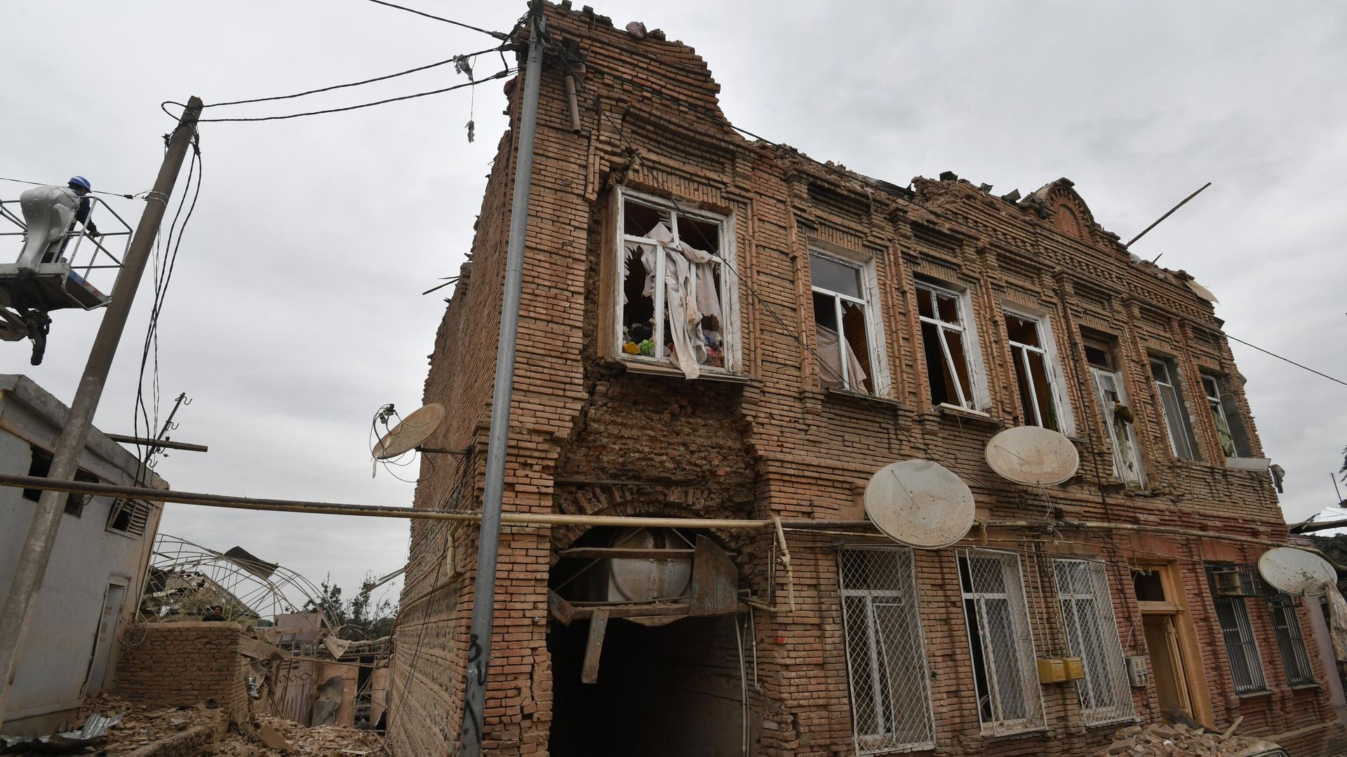 Жилой дом, разрушенный в результате обстрела города Гянджа Жилой дом, разрушенный в результате обстрела города Гянджа - РИА Новости, 1920, 04.10.2020