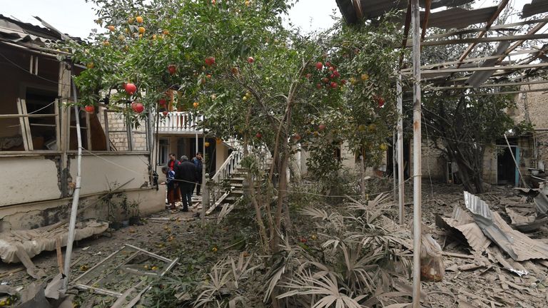 Жители дома, разрушенного в результате обстрела города Гянджа Жители дома, разрушенного в результате обстрела города Гянджа