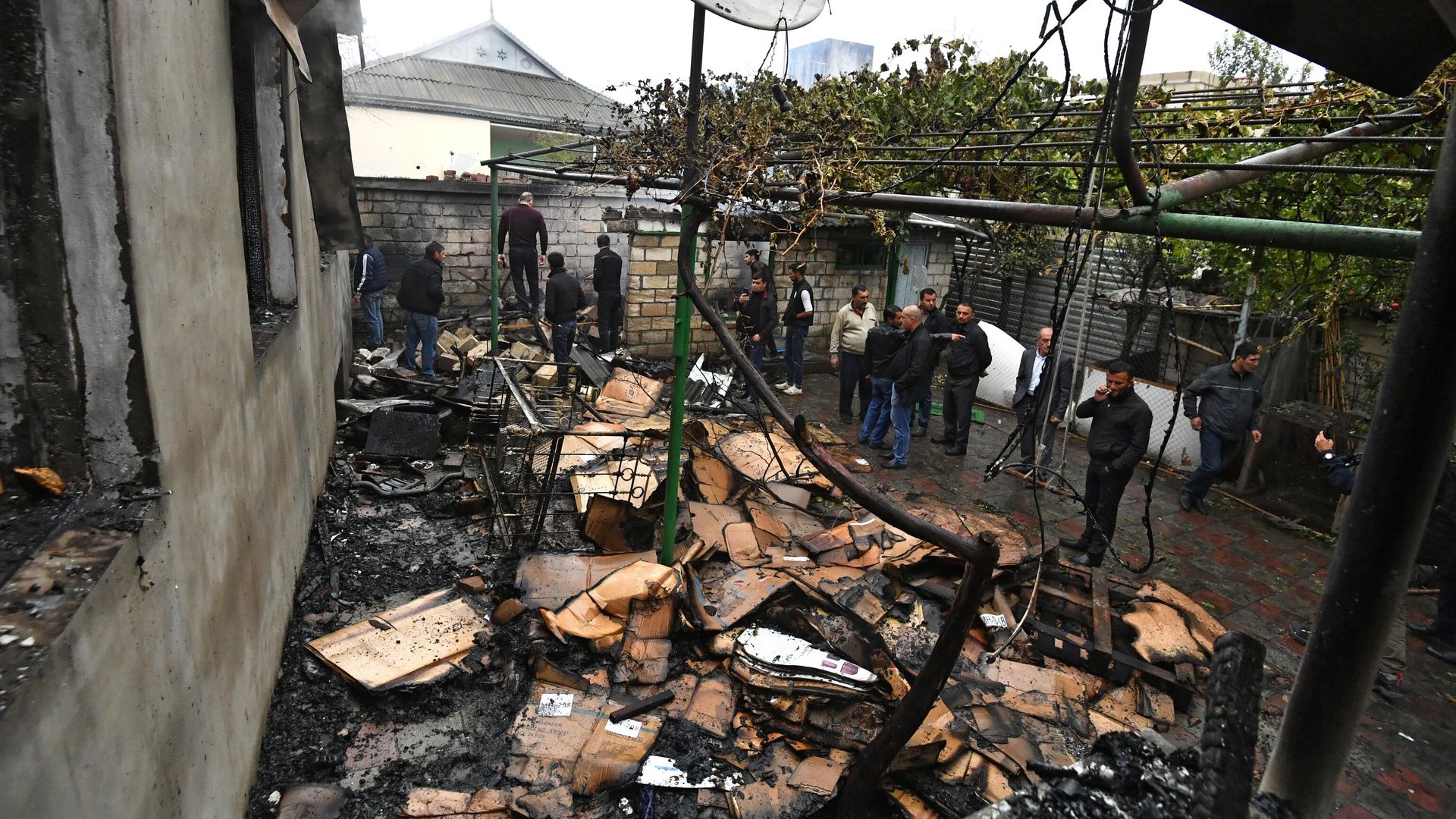 Люди во дворе дома, пострадавшего в результате обстрела города Барда Люди во дворе дома, пострадавшего в результате обстрела города Барда - РИА Новости, 1920, 05.10.2020