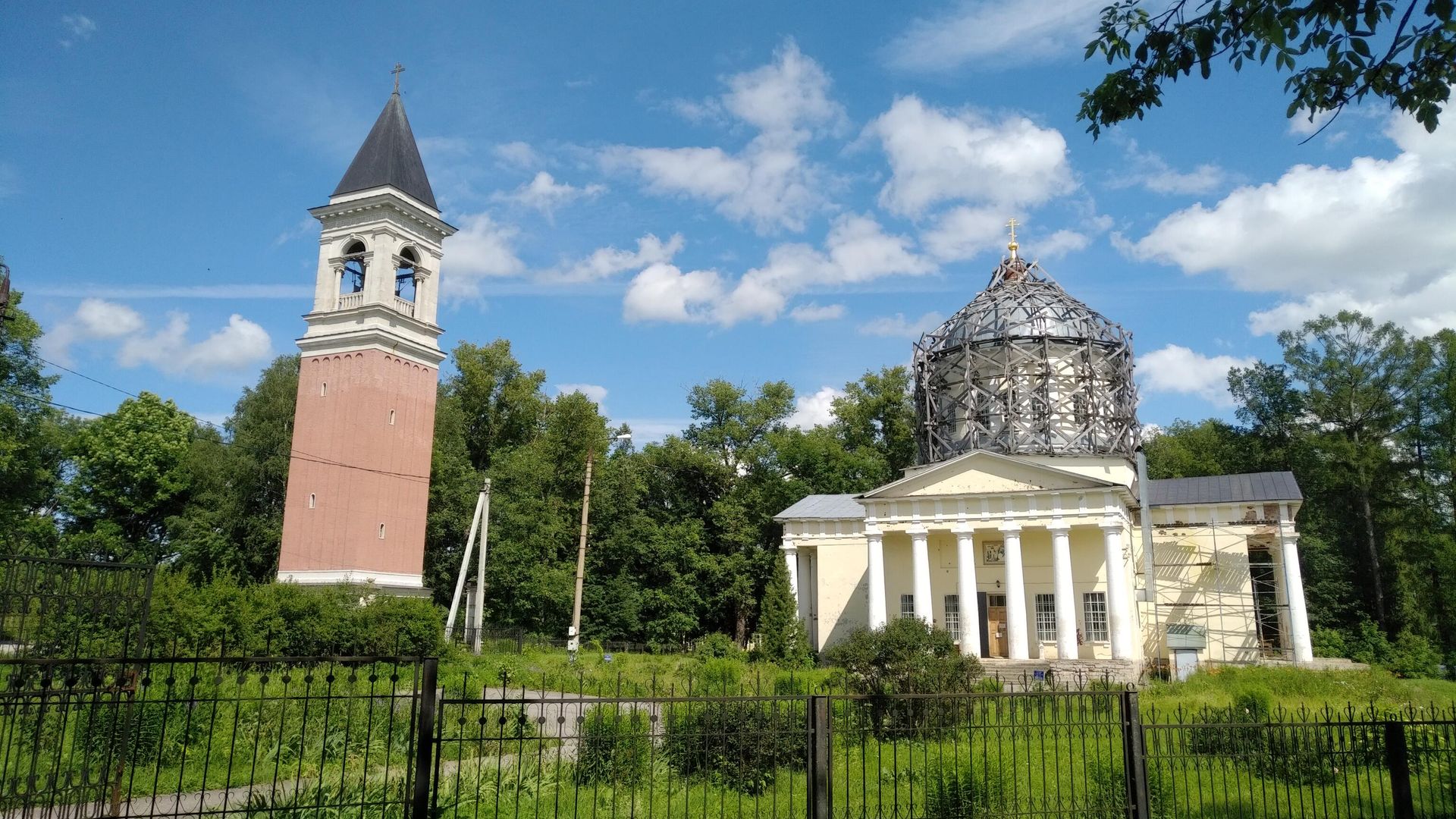 храм и колокольня в усадьбе Алексея Хомякова Богучарово (Тульская область) храм и колокольня в усадьбе Алексея Хомякова Богучарово (Тульская область) - РИА Новости, 1920, 05.10.2020