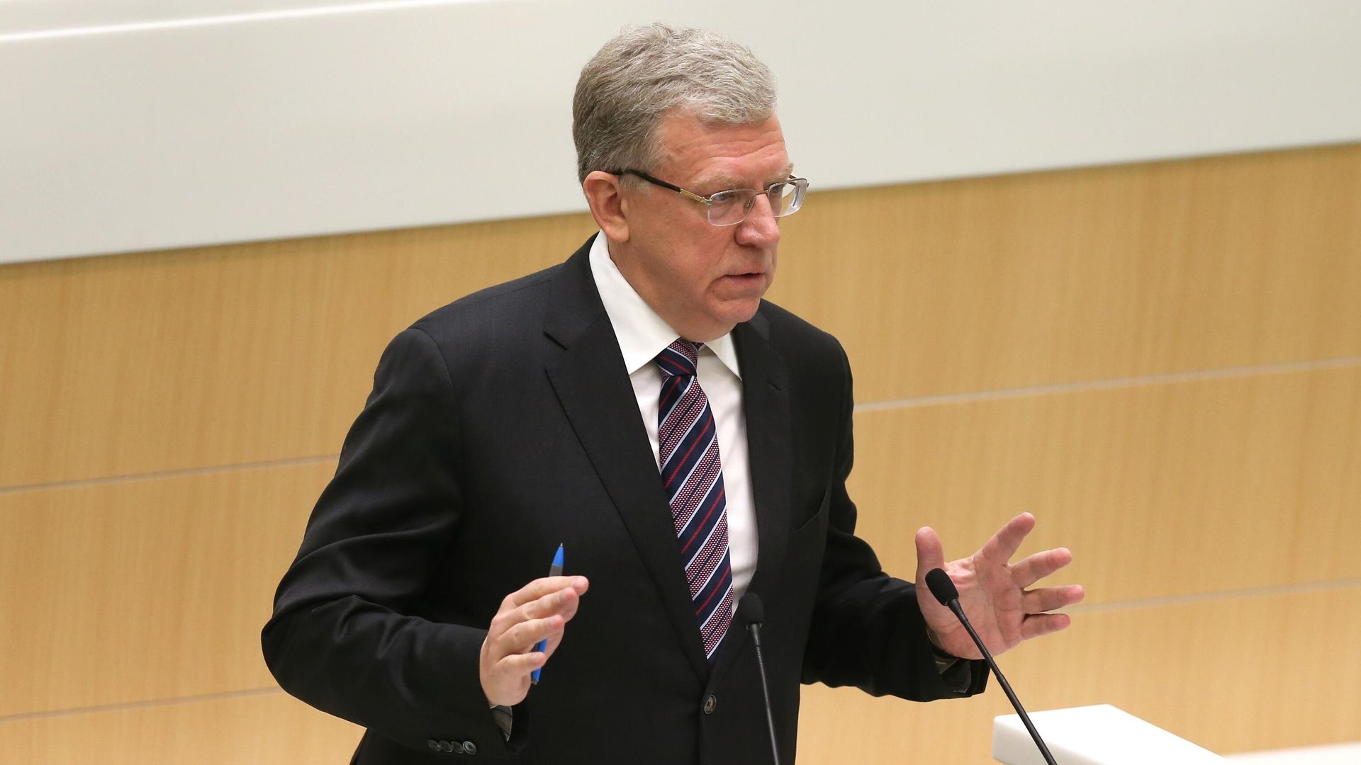 Председатель Счетной палаты РФ Алексей Кудрин во время парламентских слушаний О параметрах проекта федерального бюджета на 2021 год и на плановый период 2022 и 2023 годов Председатель Счетной палаты РФ Алексей Кудрин во время парламентских слушаний О параметрах проекта федерального бюджета на 2021 год и на плановый период 2022 и 2023 годов - РИА Новости, 1920, 07.04.2021