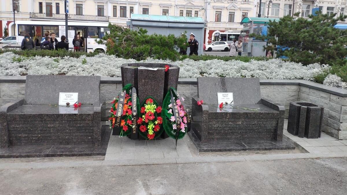 Гранитные лавочки, вазоны и урны на центральной площади Владивостока - РИА Новости, 1920, 05.10.2020
