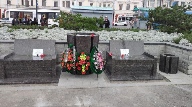 Гранитные лавочки, вазоны и урны на центральной площади Владивостока