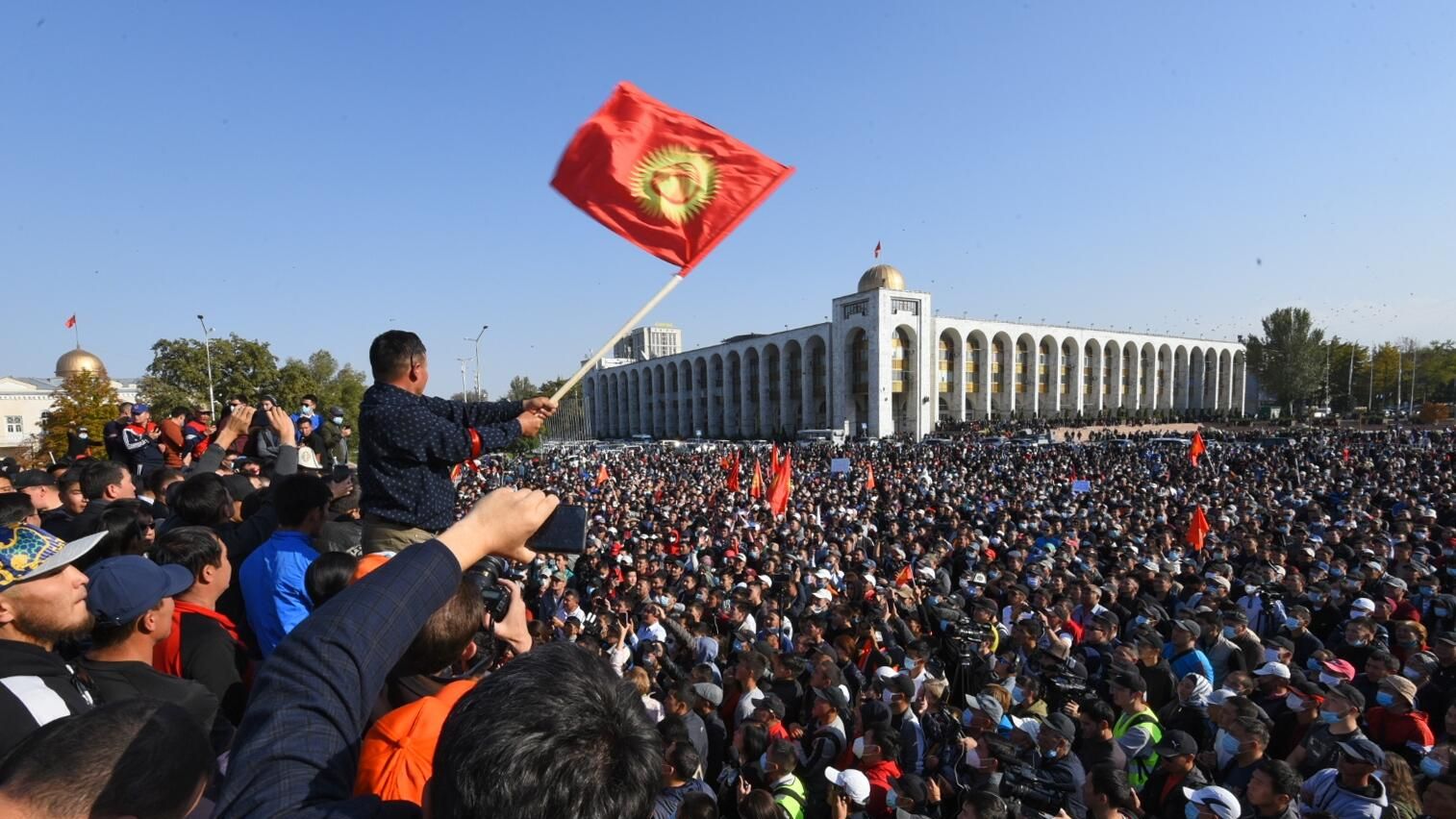 Участники акции протеста в Бишкеке - РИА Новости, 1920, 06.10.2020