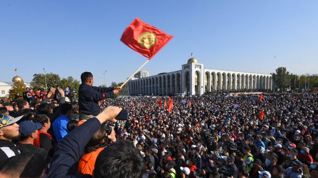 Участники акции протеста в Бишкеке Участники акции протеста в Бишкеке