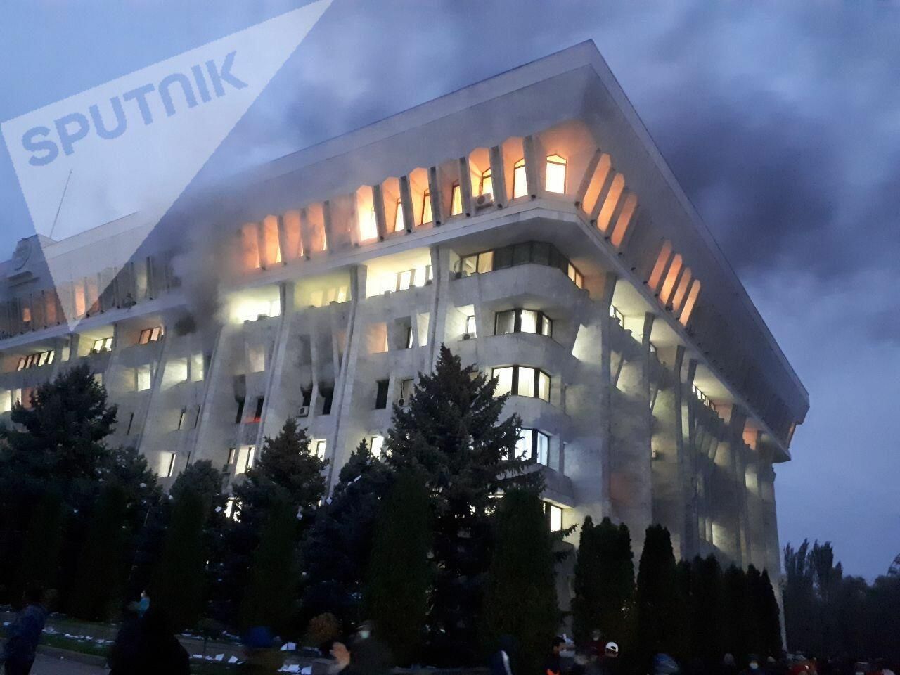 Пожар в Белом доме в Бишкеке Пожар в Белом доме в Бишкеке - РИА Новости, 1920, 06.10.2020