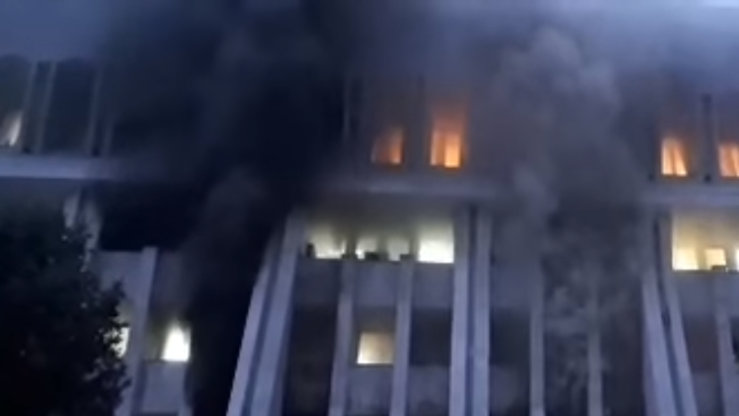 Пожар в Белом доме в Бишкеке Пожар в Белом доме в Бишкеке - РИА Новости, 1920, 06.10.2020