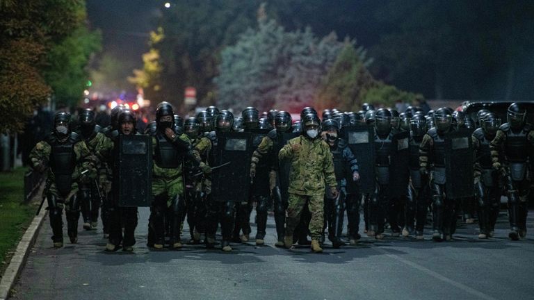 Сотрудники правоохранительных органов во время акции протеста в Бишкеке Сотрудники правоохранительных органов во время акции протеста в Бишкеке