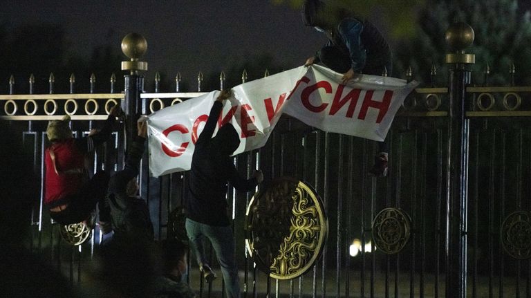 Участники акции протеста в Бишкеке Участники акции протеста в Бишкеке