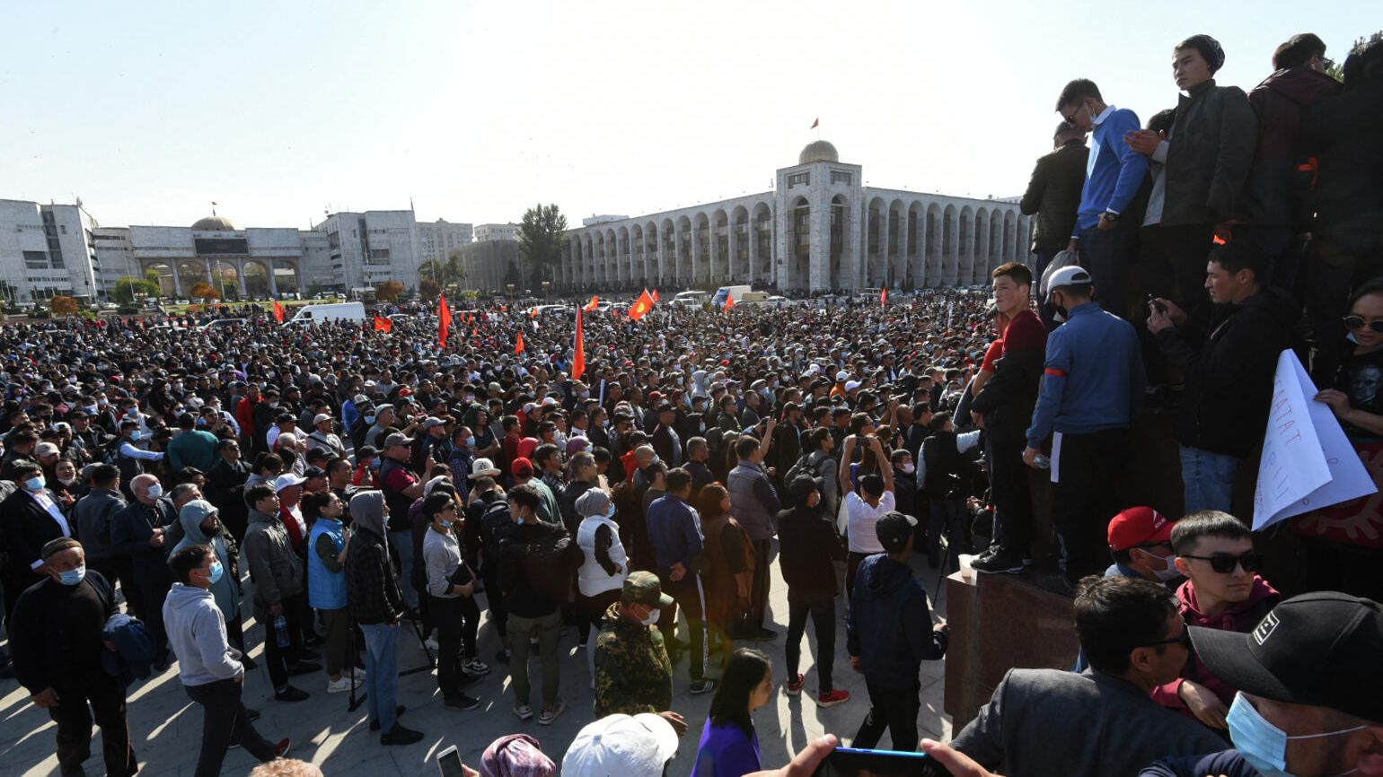 Участники акции протеста в Бишкеке - РИА Новости, 1920, 06.10.2020