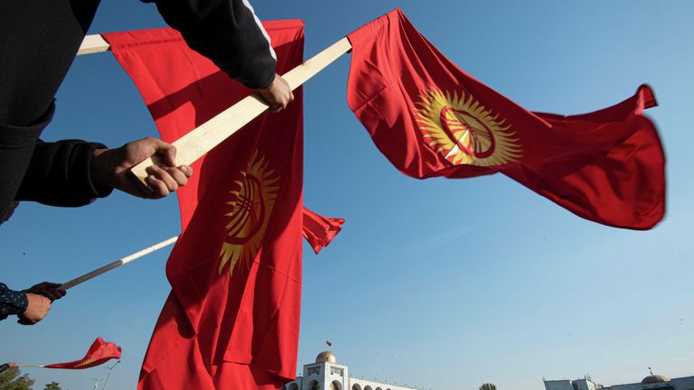 Участники акции протеста в Бишкеке Участники акции протеста в Бишкеке