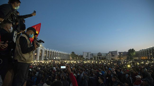 Участники акции протеста в Бишкеке