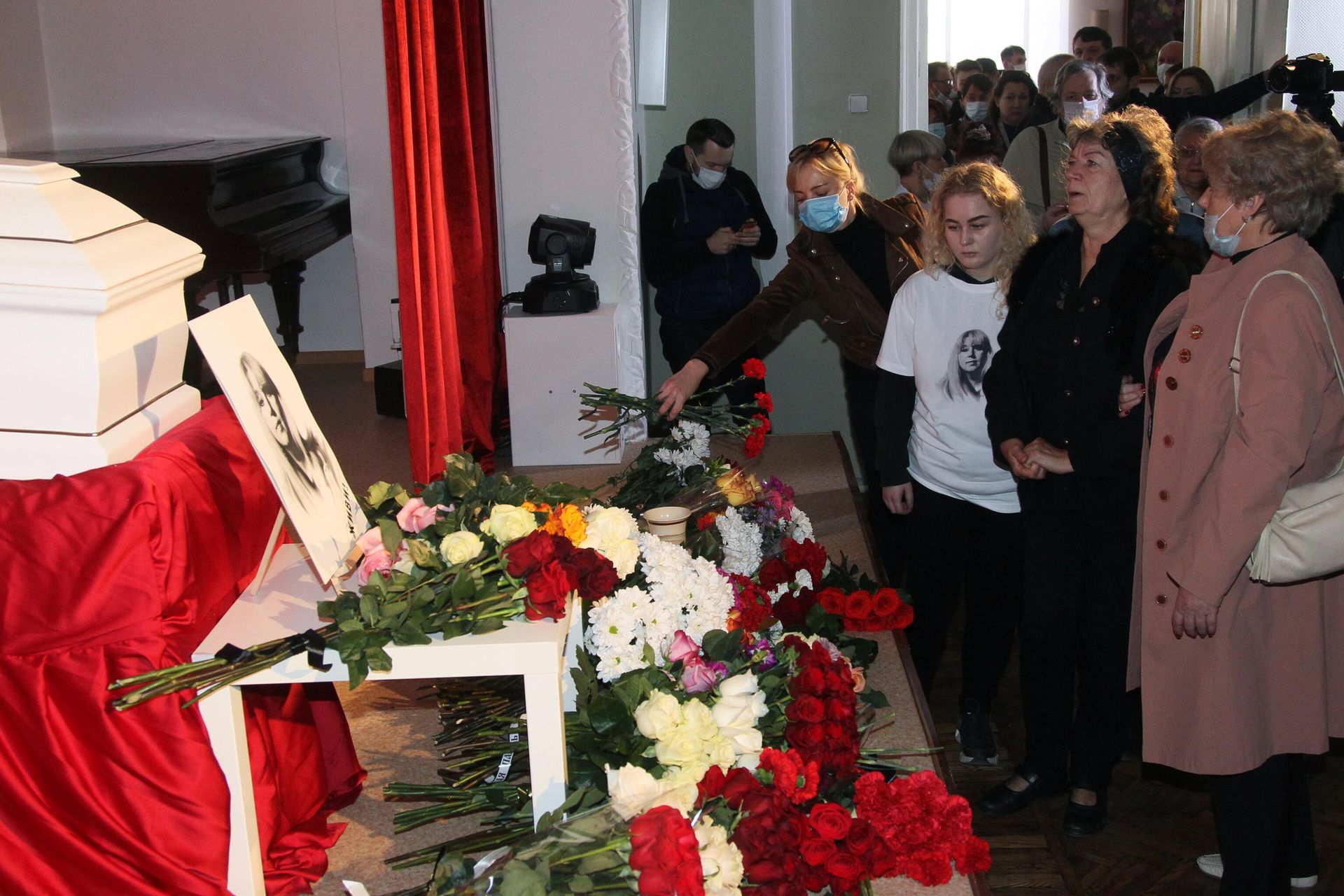 Церемония прощания с журналисткой Ириной Славиной в Доме ученых в Нижнем Новгороде Церемония прощания с журналисткой Ириной Славиной в Доме ученых в Нижнем Новгороде - РИА Новости, 1920, 06.10.2020