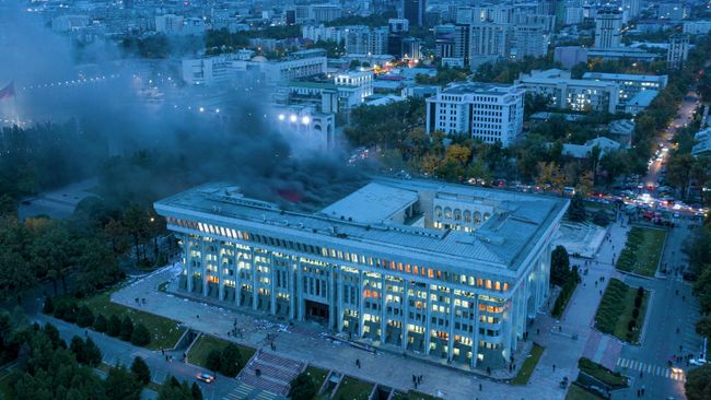 Последствия штурма протестующими здания Белого дома в Бишкеке