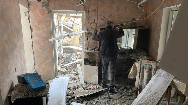 Мужчина осматривает комнату дома в Степанакерте, разрушенного после обстрела Мужчина осматривает комнату дома в Степанакерте, разрушенного после обстрела