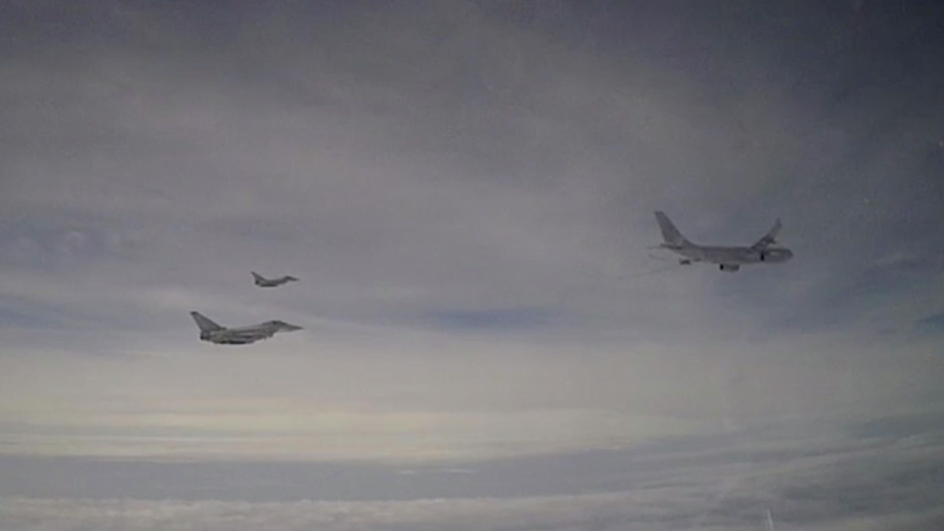 Российский Су-27 перехватил над Черным морем британские военные самолеты. Стоп-кадр видео Российский Су-27 перехватил над Черным морем британские военные самолеты. Стоп-кадр видео - РИА Новости, 1920, 19.07.2024