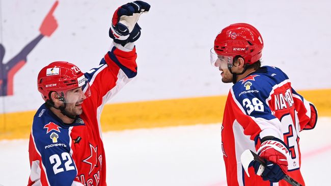 Игроки ПХК ЦСКА Александр Попов (справа) и Михаил Науменков