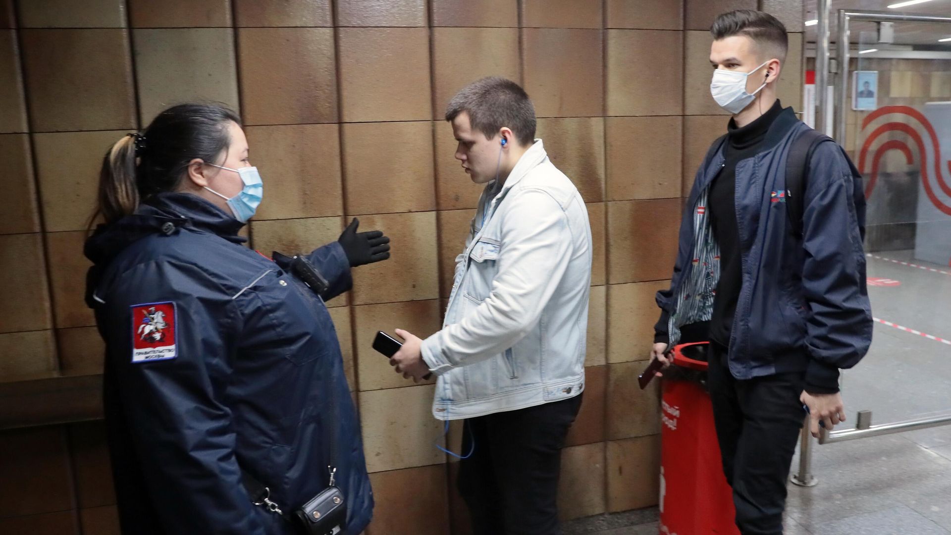 Пассажиры на станции метро Пражская в Москве, где проводится проверка масочного режима Пассажиры на станции метро Пражская в Москве, где проводится проверка масочного режима - РИА Новости, 1920, 23.10.2020