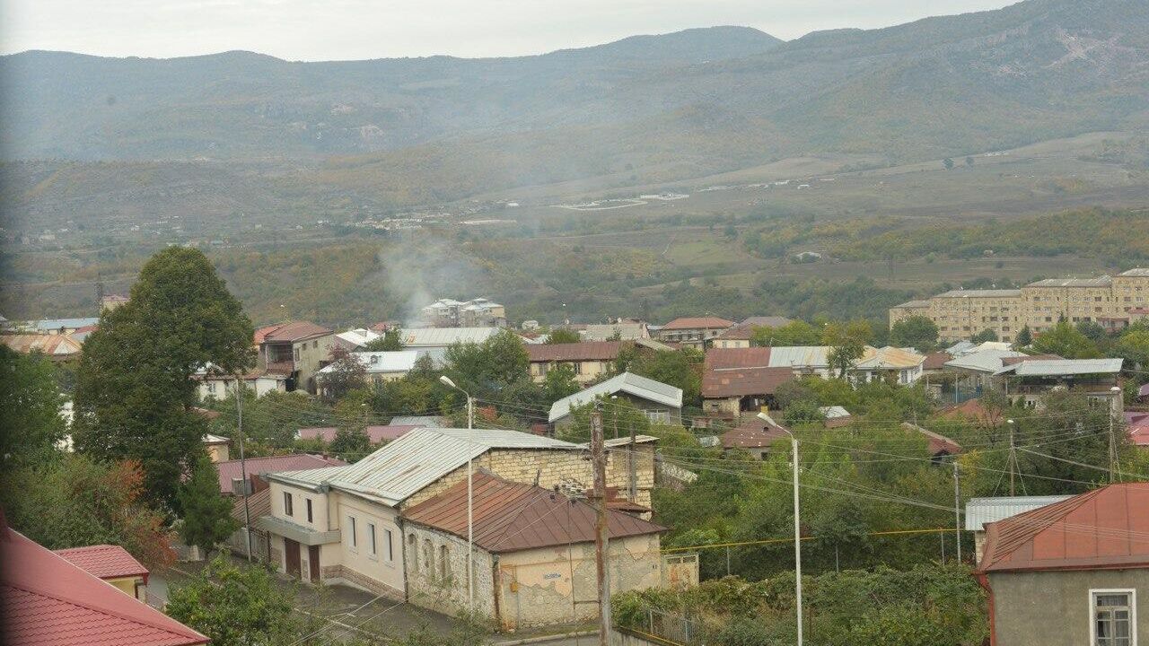 Дым на окраине Степанакерта после обстрелов Дым на окраине Степанакерта после обстрелов - РИА Новости, 1920, 08.10.2020