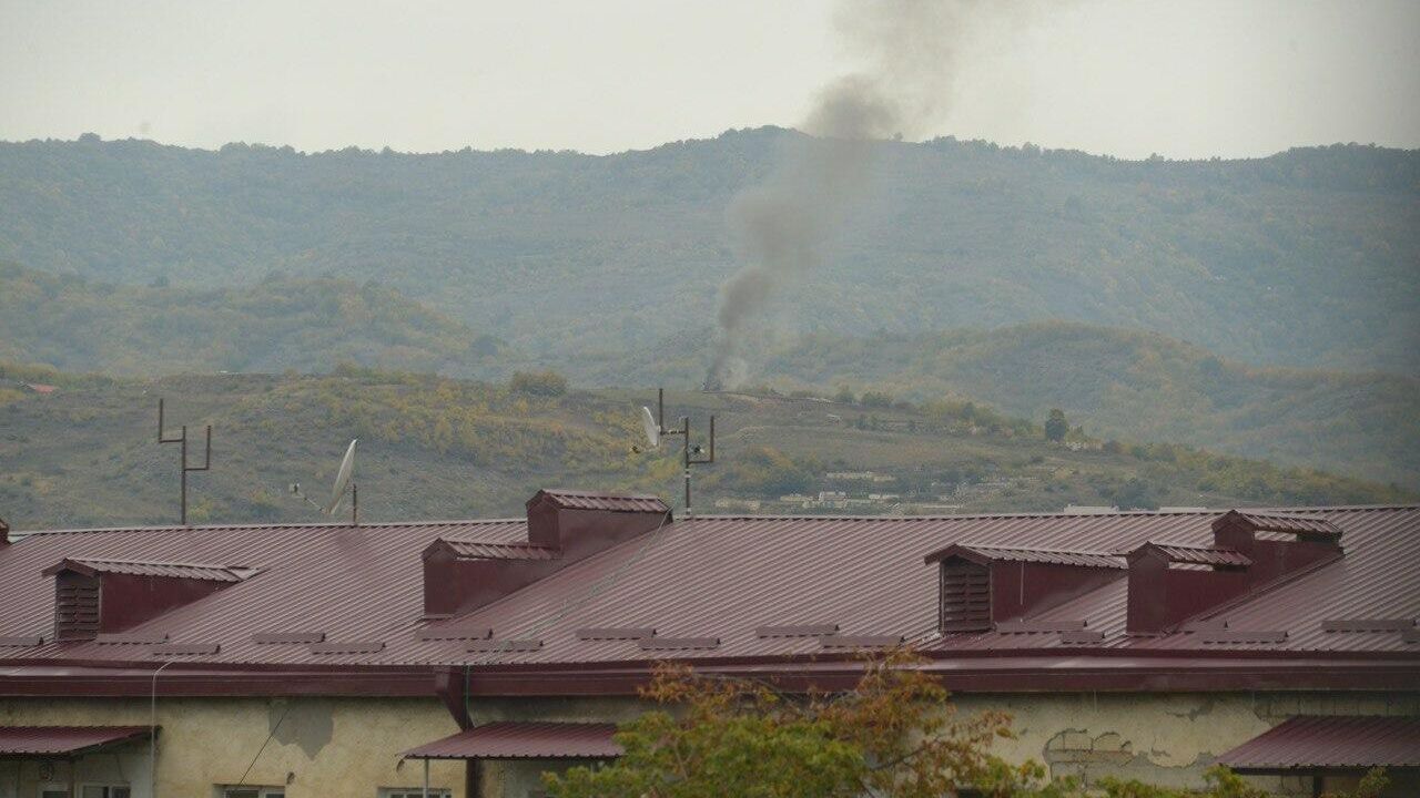 Дым на окраине Степанакерта после обстрелов Дым на окраине Степанакерта после обстрелов - РИА Новости, 1920, 08.10.2020