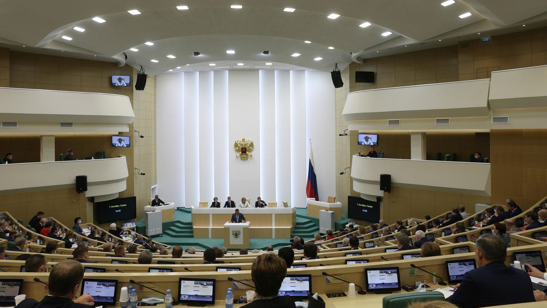 Депутаты в зале заседаний Совета Федерации Депутаты в зале заседаний Совета Федерации - РИА Новости, 1920, 17.11.2020