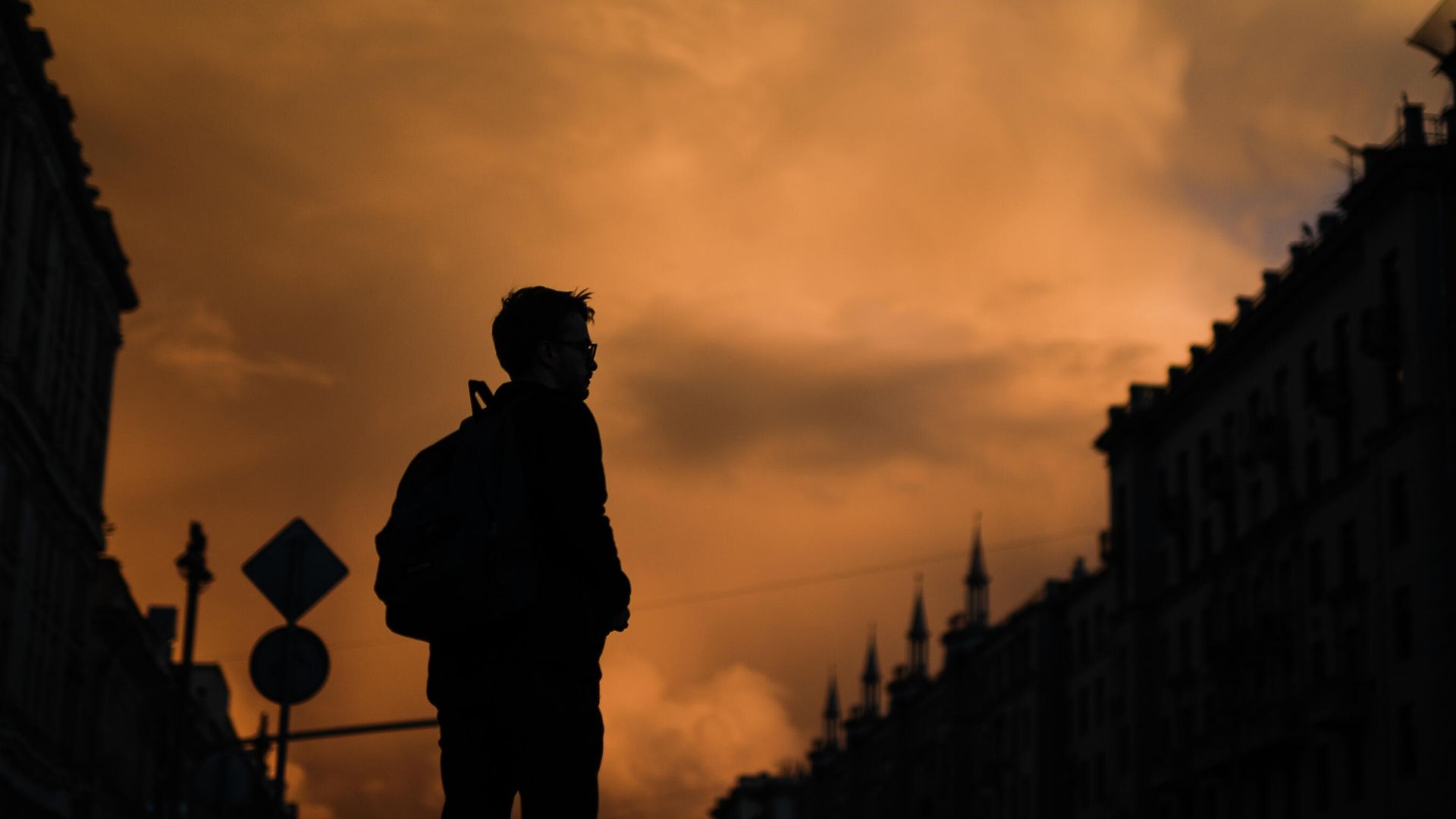 Молодой человек на улице города Молодой человек на улице города - РИА Новости, 1920, 08.10.2020