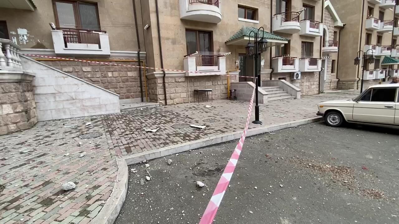 Обломки кирпича и бетона у жилого дома в центре Степанакерта, в балкон которого попала ракета системы залпового огня Смерч. Скриншот видео - РИА Новости, 1920, 07.10.2020