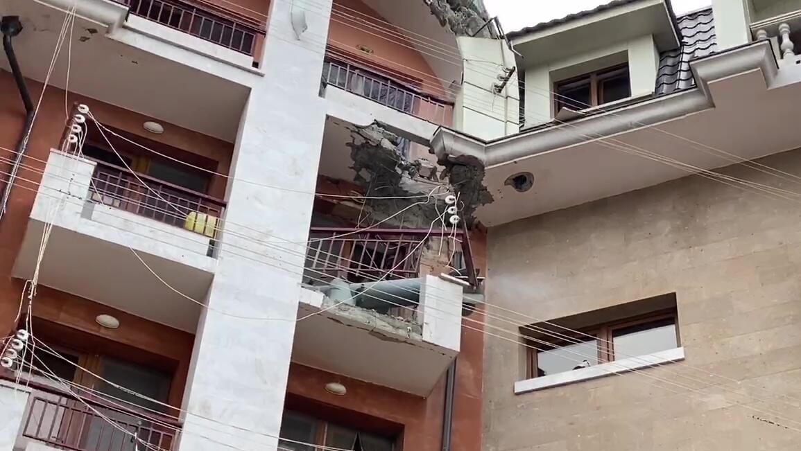 Ракета системы залпового огня Смерч, попавшая в балкон жилого дома в центре Степанакерта. Скриншот видео - РИА Новости, 1920, 08.10.2020