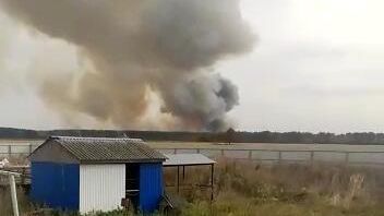 Дым с места взрывов на бывших военных складах в Рязанской области. Скриншот видео Дым с места взрывов на бывших военных складах в Рязанской области. Скриншот видео - РИА Новости, 1920, 07.10.2020