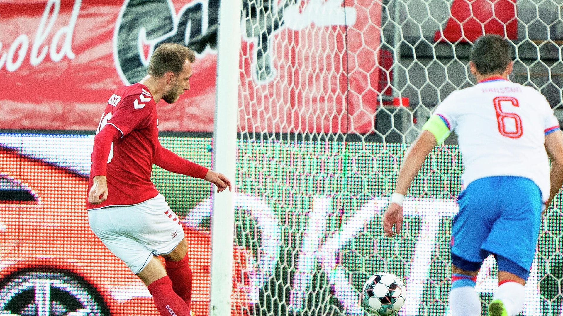 Denmark's midfielder Christian Eriksen scores the 2-0 during the friendly football match between Denmark and the Faroe Islands in Herning, Denmark, on October 7, 2020. (Photo by Henning Bagger / Ritzau Scanpix / AFP) / Denmark OUT Denmark's midfielder Christian Eriksen scores the 2-0 during the friendly football match between Denmark and the Faroe Islands in Herning, Denmark, on October 7, 2020. (Photo by Henning Bagger / Ritzau Scanpix / AFP) / Denmark OUT - РИА Новости, 1920, 07.10.2020