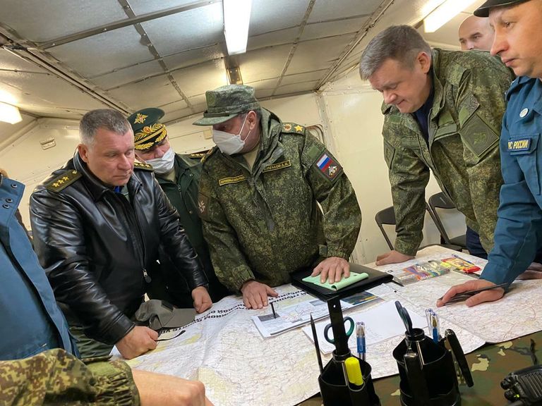 Министр МЧС России Евгений Зиничев и заместитель министра обороны РФ Дмитрий Булгаков проводят совещание по оперативной обстановке в зоне ЧП в Рязанской области. Министр МЧС России Евгений Зиничев и заместитель министра обороны РФ Дмитрий Булгаков проводят совещание по оперативной обстановке в зоне ЧП в Рязанской области.