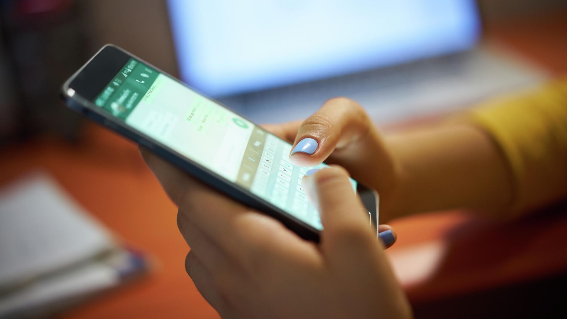 Девушка набирает текстовое сообщение в WhatsApp Девушка набирает текстовое сообщение в WhatsApp - РИА Новости, 1920, 25.11.2020