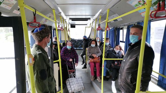 Казачий патруль во время патрулирования общественного транспорта в Оренбурге