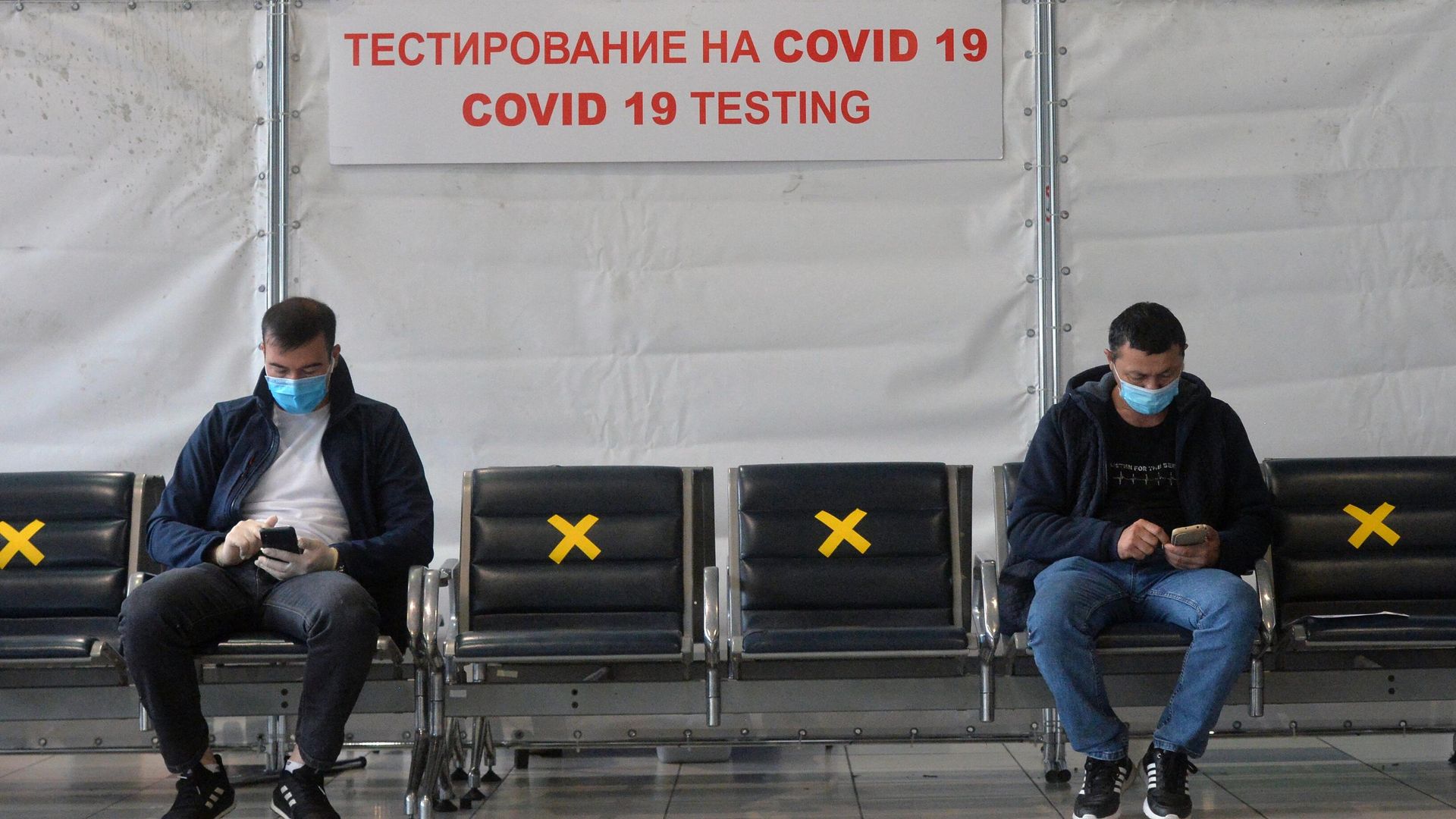 Пассажиры на экспресс-тестировании на COVID-19 в международном аэропорту Внуково Пассажиры на экспресс-тестировании на COVID-19 в международном аэропорту Внуково - РИА Новости, 1920, 18.11.2020