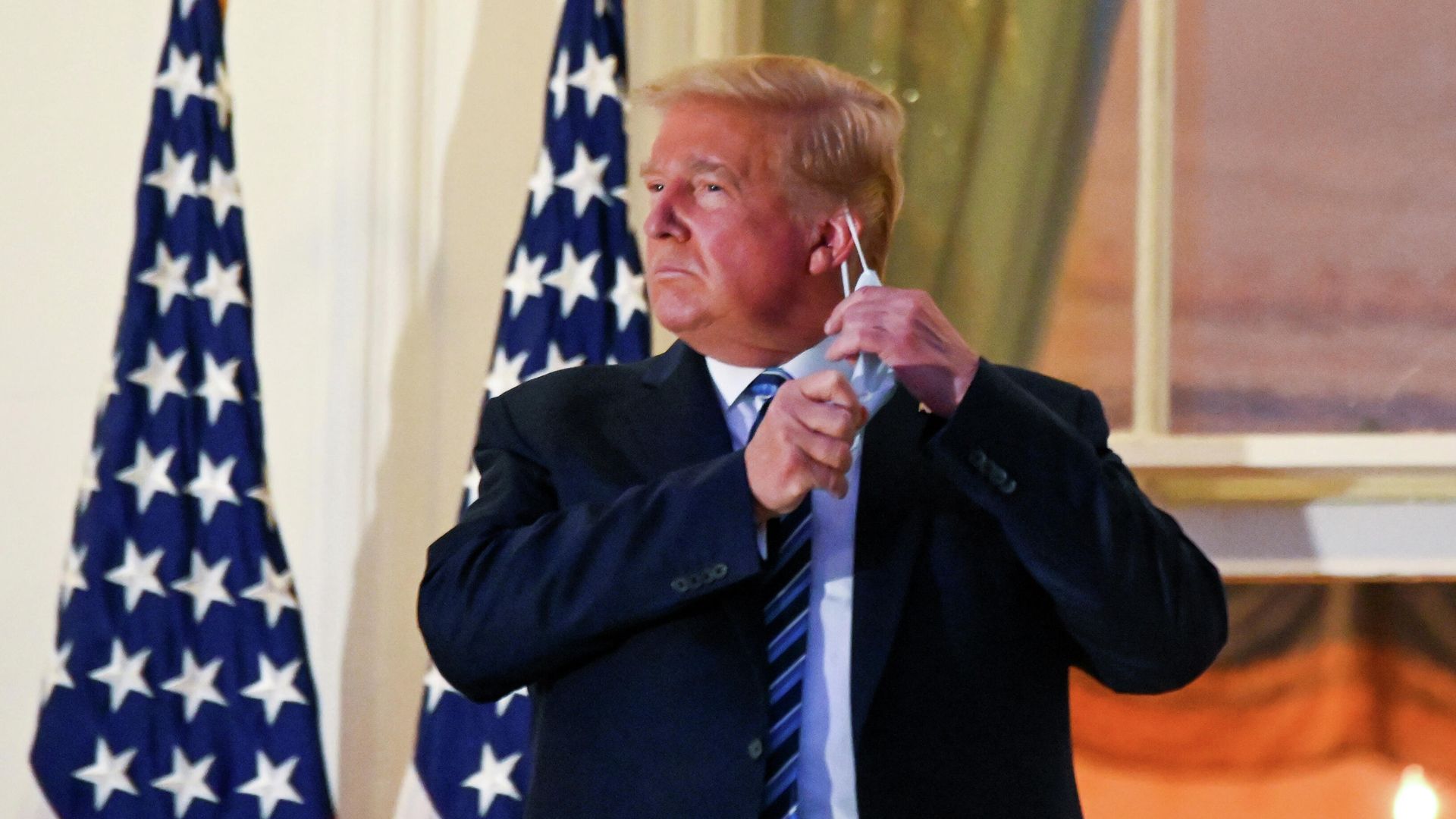 Президент США Дональд Трамп снимает защитную маску на балконе Белого дома после возвращения из национального военно-медицинского центра имени Уолтера Рида Президент США Дональд Трамп снимает защитную маску на балконе Белого дома после возвращения из национального военно-медицинского центра имени Уолтера Рида - РИА Новости, 1920, 10.10.2020
