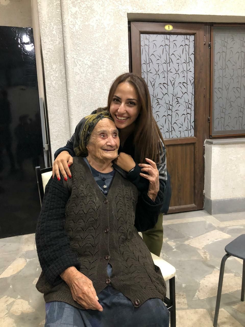 Элина с 95-летней пенсионеркой Элина с 95-летней пенсионеркой - РИА Новости, 1920, 09.10.2020