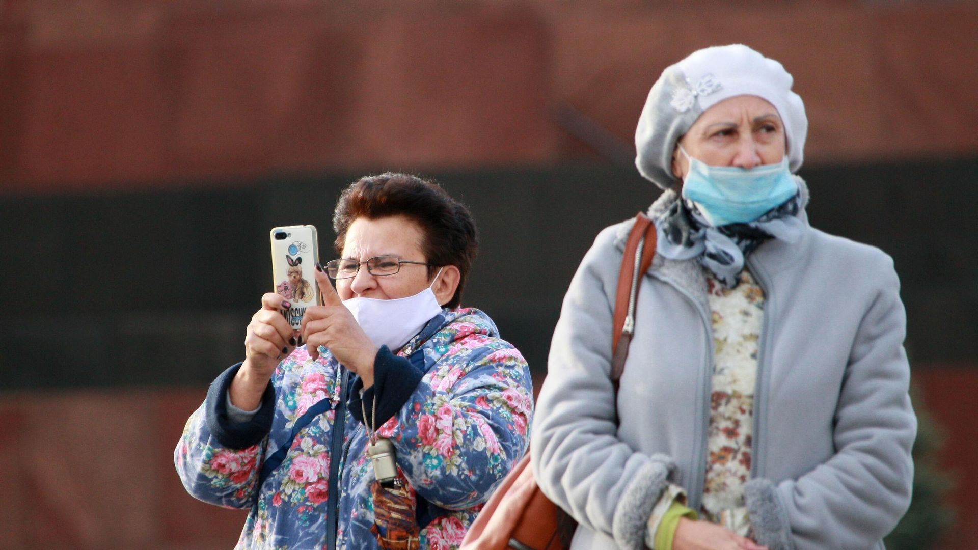 Женщины в медицинских масках на Красной площади в Москве Женщины в медицинских масках на Красной площади в Москве - РИА Новости, 1920, 14.12.2020
