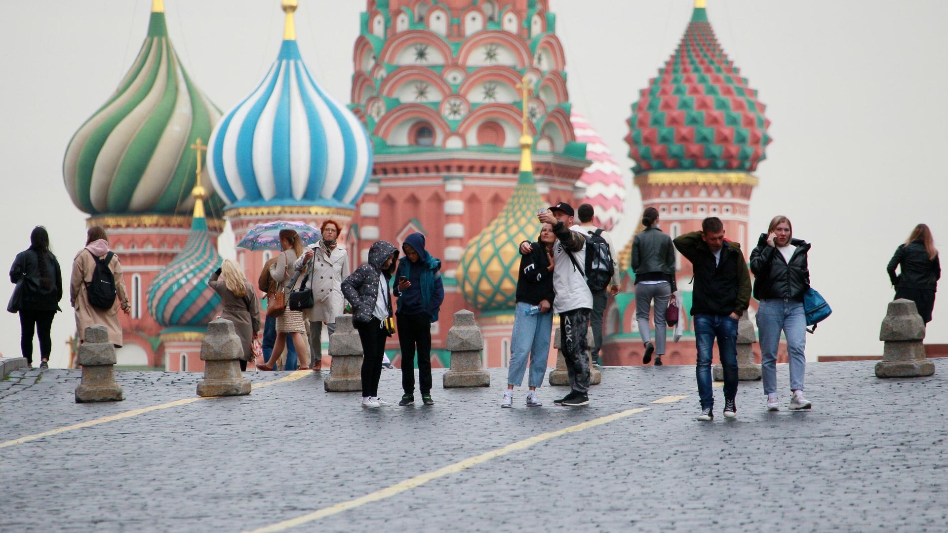 Люди на Красной площади в Москве Люди на Красной площади в Москве - РИА Новости, 1920, 08.11.2020